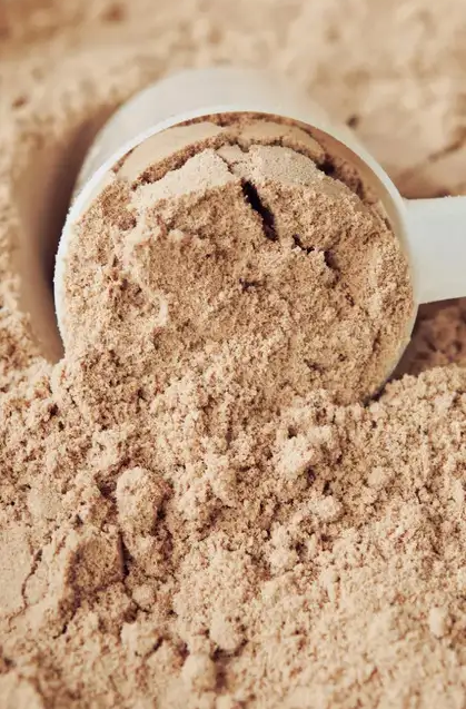 Raíz de rhodiola, un adaptógeno natural conocido por reducir el estrés y aumentar la energía.