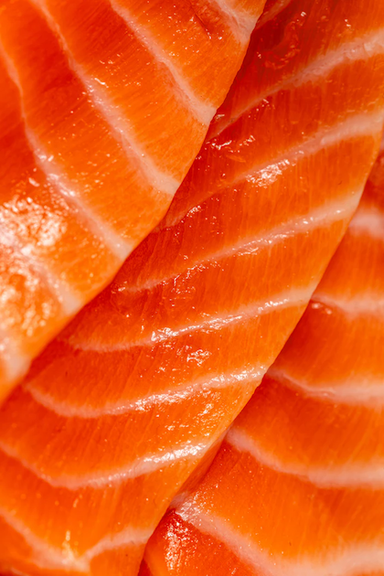 Raíz de rhodiola, un adaptógeno natural conocido por reducir el estrés y aumentar la energía.